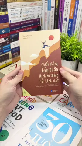 “Chiến thắng bản thân là chiến thắng hiển hách nhất.” Có bao giờ bạn thấy mệt mỏi vì cứ thua chính mình, hết lần này đến lần khác? Bạn hứa sẽ thay đổi, nhưng rồi lại bỏ cuộc giữa chừng. Bạn biết điều đúng, nhưng lại chọn dễ chịu. Và mỗi lần như thế, bạn không chỉ mất thời gian – mà còn mất cả niềm tin vào chính mình. Cuốn sách này giúp bạn hiểu rằng, bạn không thua vì yếu kém, mà vì bộ não yêu thích sự an toàn. Nó dựng lên hàng trăm lý do để bạn không hành động – để bạn tự “phòng vệ” trước những sự thay đổi lớn. Nhưng chỉ khi dám nhìn thẳng vào nỗi sợ, bạn mới thật sự kiểm soát được bản thân. Nếu bạn từng bắt đầu rồi lại dừng, từng cố rồi lại buông, thì hãy đọc ngay cuốn sách này để nhắc nhở bạn rằng: Mỗi lần bắt đầu lại, là một lần bạn chiến thắng sự sợ hãi trong chính mình.#kinhnghiemsong_book #sach #sachhay #chienthangbanthanlachienthangkhonhat 
