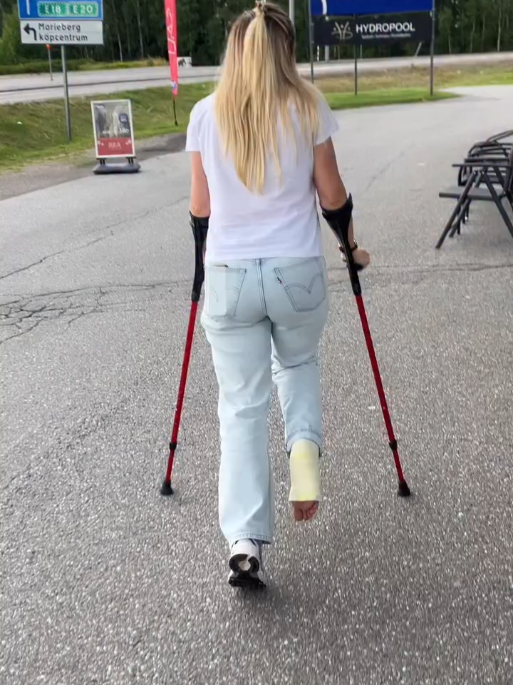 #gipsfuß #cast #crutches #krücken #platre #gips #gesso