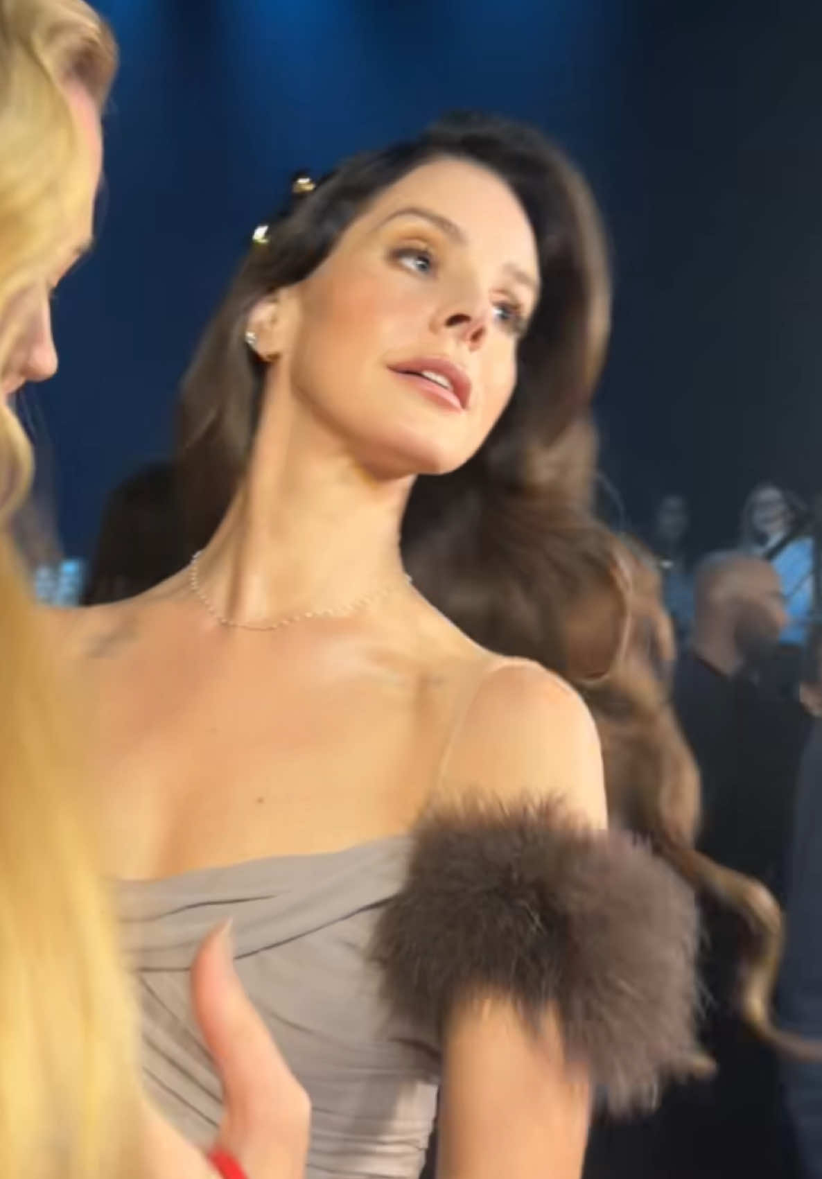 Lana Del Rey arriving at Valentino’s SS26 show in Paris. Video: Hypebae #pfw #lanadelrey #valentino #celebrity