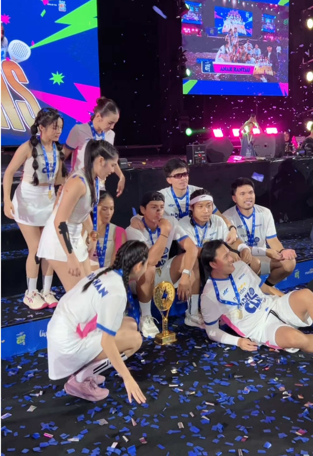 Latihan pagi sampe malem😌 akhirnya🏆 . . Thank you team!! @thariqhalilintar @Rizky Febian @Praz Teguh @harrisvriza @Davina Karamoy @Mahalini Raharja  @Eca Aura🐝 @Hana.Malasan  @Haruka Nakagawa🇯🇵🇮🇩 