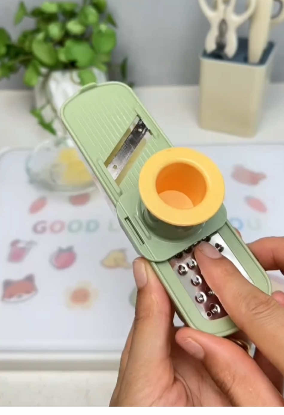 Easy to slice garlic😏#gadgets #coolgadgets #coolstuff #amazonfinds #fyp 