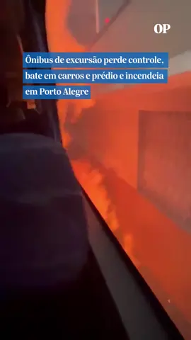 Um ônibus de excursão que levava estudantes de Vacaria para uma visita ao Palácio Piratini pegou fogo na tarde da última sexta-feira, 3 no Centro Histórico de Porto Alegre. O incêndio começou por volta das 16h e mobilizou equipes do Corpo de Bombeiros Militar. No veículo estavam 57 alunos, com idades entre 15 e 17 anos, além de dois professores e o motorista. 🔗 Para mais conteúdos, siga @opovoonline nas redes sociais. 📹: Reprodução/Rede Social/X #ônibus #excursão #portoalegre #opovo
