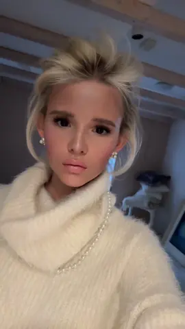 My hair is a mess btw and do not pay attention to the background we’re moving!💕#slavic #barbiedoll #fashionista #stockholmstyle #finnish 