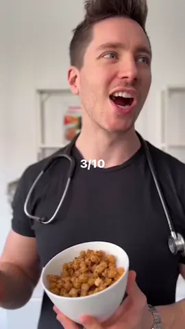 Lebensmittel, die sich negativ auf deine Darmgesundheit auswirken können, sind: Hochverarbeitete Lebensmittel, Fastfood, Zucker, Rotes Fleisch, Alkohol und Weißmehl. Lebensmittel, die sich positiv auswirken können, sind: Vollkornprodukte, Obst & Gemüse, Ballaststoffe, und übrigens, Ballaststoffe findest du schon bis zu 17g/100g in den Kichererbsen! 😊 Wenn du länger anhaltende Darmbeschwerden hast, suche bitte immer einen Arzt auf. Ernährung kann unterstützend wirken, ersetzt aber keine Medikamente. 😉 Zutaten: - 1 Dose Kichererbsen (abgetropft und gründlich abgespült) - 2 EL Olivenöl - 1 TL Paprikapulver - 1 TL Kreuzkümmel - 1 TL Knoblauchpulver - 1 TL Zwiebelpulver - 1 TL Thahini - 1 TL Stärke - Salz und Pfeffer nach Geschmack - Sesam Anleitung: 1. Backofen auf 200°C vorheizen. 2. Kichererbsen in eine Schüssel geben. 3. Olivenöl, Gewürze hinzufügen und gut vermengen. 4. Kichererbsen auf Backblech verteilen. 5. Im vorgeheizten Backofen 25-30 Minuten backen, bis sie knusprig sind. Gelegentlich umrühren. 6. Abkühlen lassen, mit Salz, Pfeffer und frischen Kräutern würzen. 7. Warm oder abgekühlt als köstlicher Snack genießen. Viel Spaß beim Knabbern! 😋 #darmgesundheit #darm #darmgesund 