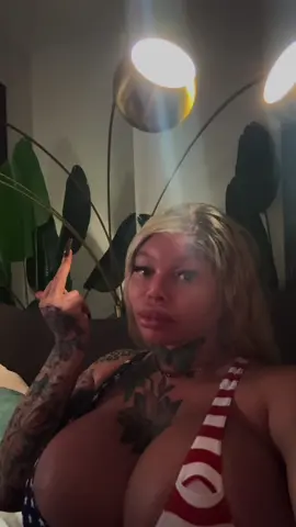 #TSTheLifeofaShowgirl one thing I’m gonna say here is she never said anything transphobic or racist like your faves have put some headphones in your ear, listening to good music listen to a power house a stunning, beautiful fiancé 😂😂😂😂😂