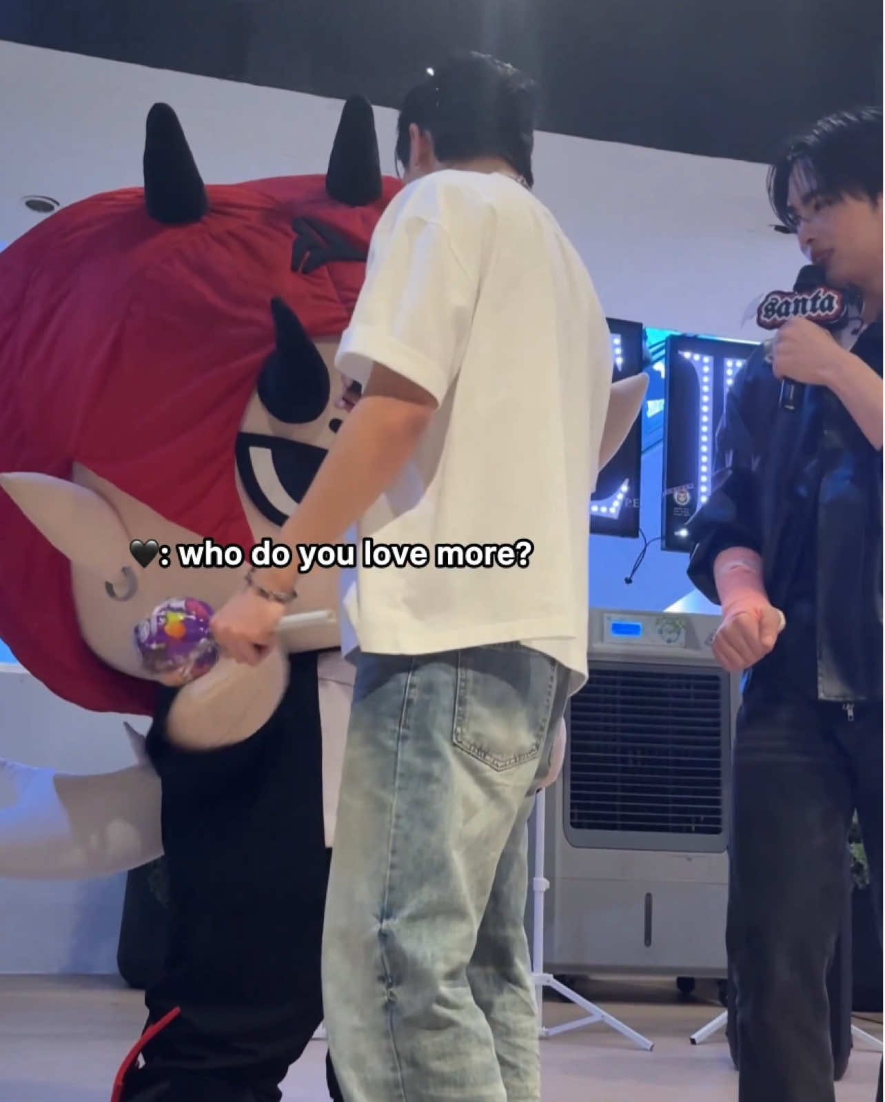 not even hesitated lmaooo whqhshqha perth try to less bully ur kid from now on qhqhaha #perthsanta #domiia 