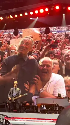 Hungry Heart - Gelsenchirchen 2025 📸: P L #brucespringsteen #springsteen #estreetband #gelsenkirchen #germany #2025 #music #fyp 