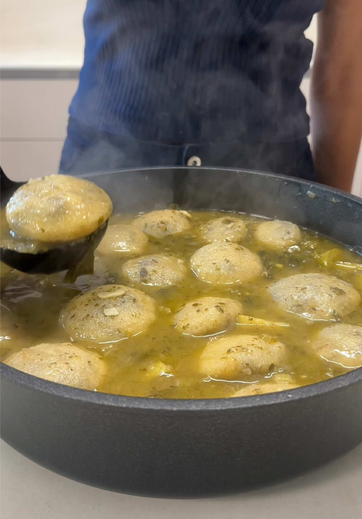 קובה חמוסטה! מנה שהכנתי בהשראת משימת ארוחת הצהריים של מאסטר שף וv1, מה אומרים המנה שלי היתה עוברת? למילוי סיסקה- קילו וחצי בשר צלעות מספר 2 חתוך לקוביות 3/4 כוס שמן  בצל  מלח, פלפל למעטפת- 500 גרם סולת  200 גרם גרישה  חצי ליטר מים  לרוטב- 2 בצלים  חבילת סלרי  6 שיני שום  2 קישואים  חבילה עלי מנגולד  מלח, פלפל  3 לימונים אופן ההכנה: נתחיל במילוי סיסקה- בסיר רחב נחמם שמן ונניח את החתיכות בשר, נטגן כשעה על אש נמוכה ונערבב מידי פעם, נוסיף בצל, מלח ופלפל ונכסה לעוד שעה וחצי על אש נמוכה, כל פעם נפתח ונערבב מעט. בזמן שהבשר מתבשל נכין את המעטפת- בקערה נשים גרישה ששטפנו וסיננו, נשים חצי ליטר מים ונשרה כ20 דקות בלי לסנן את הנוזלים, נוסיף את הסולת לאותה קערה ונלוש לקבלת בצק חלק ונעים, נשמור במקרר עד השימוש. נחזור לבשר (הבשר צריך לקבל צבע עמוק) אחרי הבישול נכבה את האש ונעביר רק את הבשר והבצל (בלי השמן) למעבד מזון נפעיל בפולסים לקבלת חוטים של בשר. כשהבשר חמים ניצור בעזרת היידים כדורים ונניח על צלחת ככה יהיה לנו יותר קל לגלגל קובות.  נעבור לגלול הקובות- נקח חתיכת בצק ונפתח אותה דק בעזרת היידים, במרכז מניח את הכדור בשר שגילגלנו, בעזרת האצבעות נסגור את הקצוות ונוציא את שאריות הבצק המיותרות, נלחץ עם היידים את הקובה כדי להוציא את שאריות האוויר שנוצרו בין הבשר לבצק ונגלגל לעיגול יפה ואחיד, נלחץ מעט לקבלת הצורה של החמוסטה. נניח את כל הקובות על מגש ונכניס למקפיא שיהיו קפואות לפני שנכנסות למרק. נעבור למרק- בסיר עם מעט שמן נטגן בצל עד הזהבה, נוסיף שורש סלרי קצוץ (את העלים של הסלרי נשמור), נוסיף שום קצוץ, חצי כף פלפל שחור, כף שטוחה מלח, חצי מחבילת העלי מנגולד נקצוץ גס ונכניס לסיר, נוסיף קישואים חתוכים וליטר מים ונכסה. במעבד מזון נטחן יחד את חצי חבילת עלי המנגולד ועלי הסלרי ששמרנו ונוסיף לסיר, נכסה ונביא לרתיחה.  נוסיף מיץ לימון שסחטנו מלימונים טריים נטעם ונתקן תיבול. (חשוב לפני שמכניסים את הקובות שהמרק יבעבע) נכניס את הקובות קפואות מהמקפיא ונבשל כ20 דקות. זה הכל תהנו🤍 #CapCut 