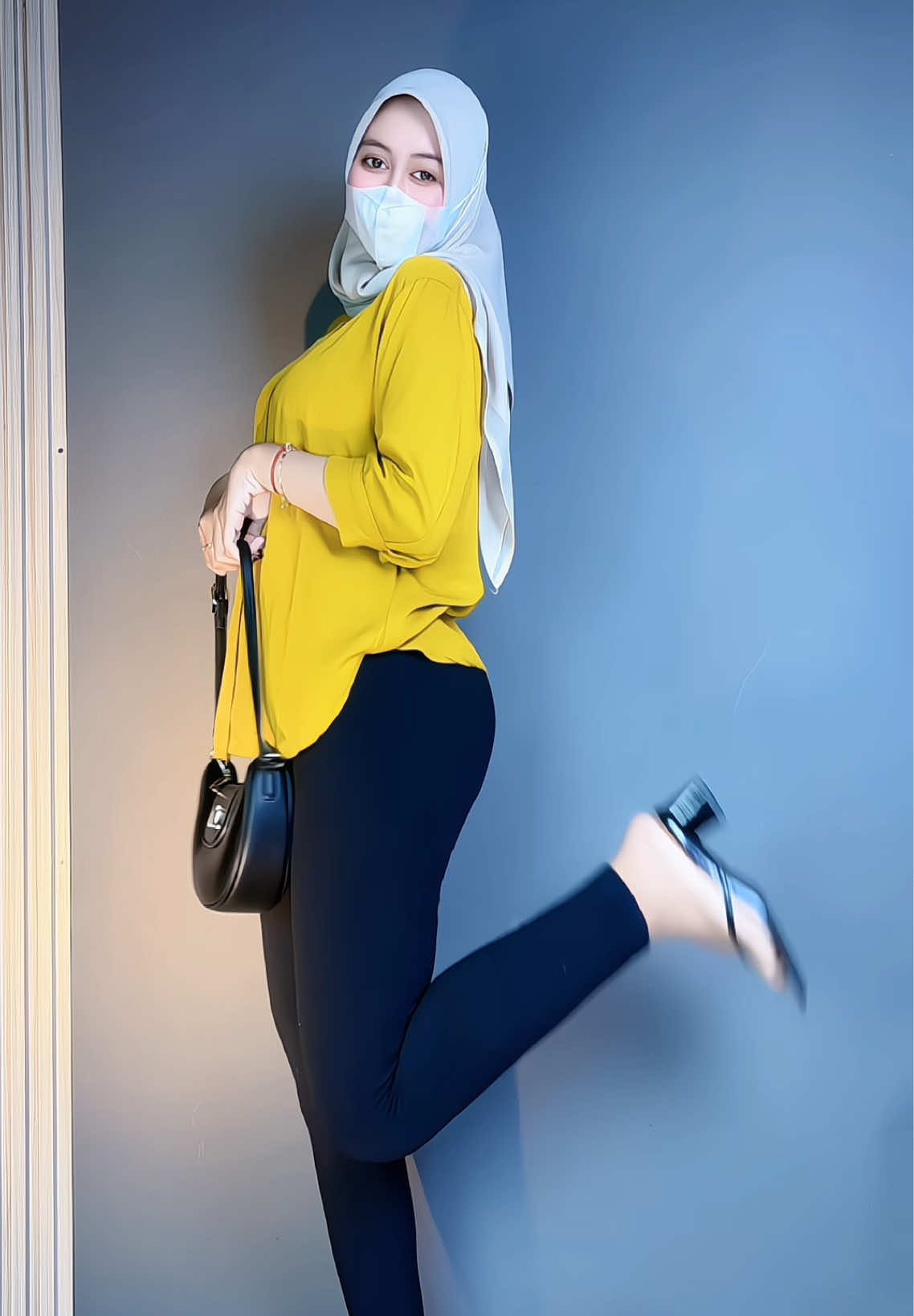 Solusi buat yg lagi nyari kemeja simpel nyaman bahan adem ga bkin gerah #rekomendasi #ootdhijab #kemejawanita #hijabstyle #outfit 