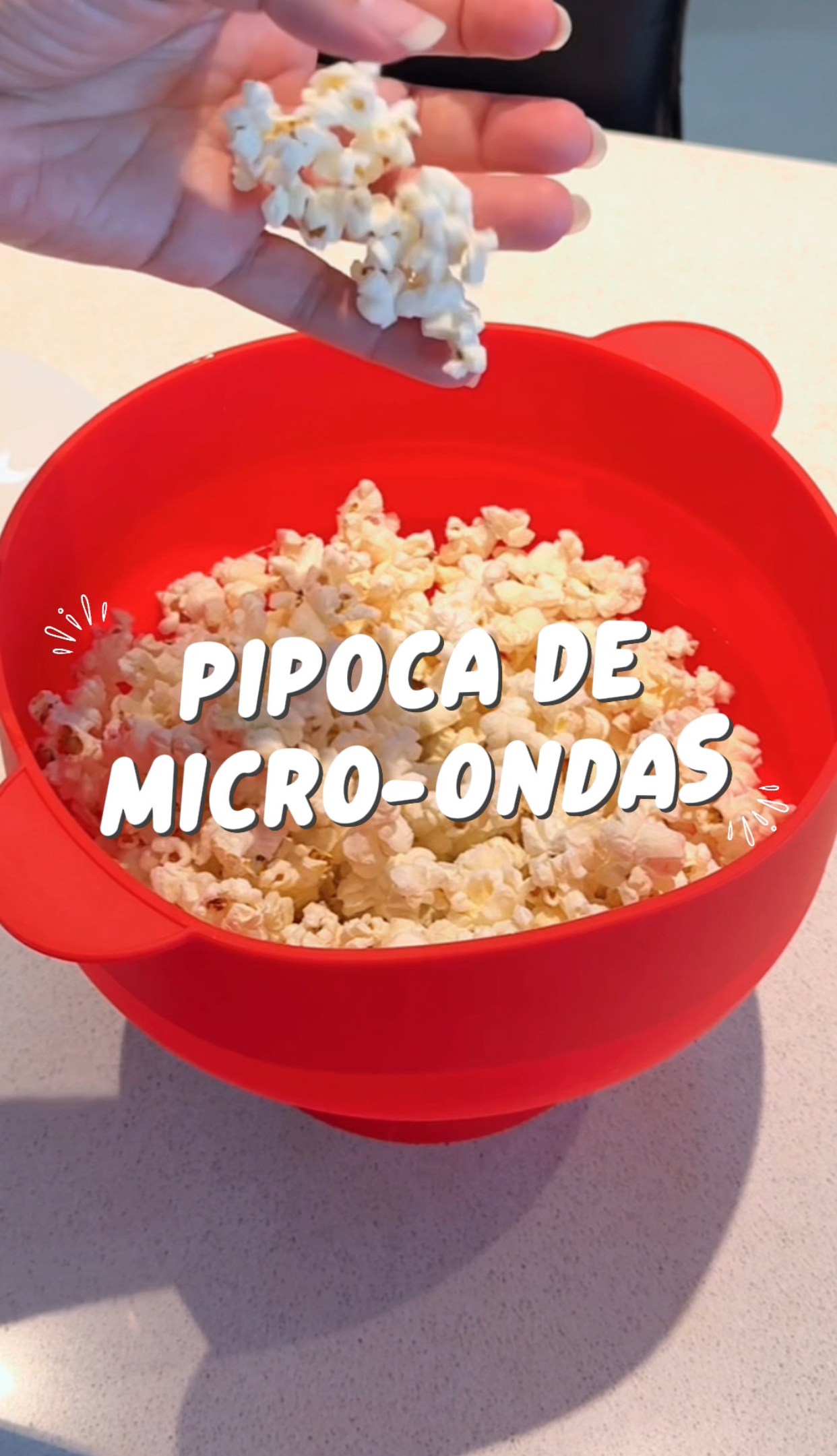 Pipoca sem óleo, sem sujeira e sem complicação? Sim, senhora! 🍿 Com a pipoqueira dobrável de silicone, seu lanche de cinema sai do micro-ondas direto pro sofá em minutos 🎬✨ Prática, compacta, saudável e fácil de limpar — do jeitinho que a gente gosta! ✅Cabe em qualquer cantinho ✅Vai do micro-ondas à lava-louças ✅Faz até 2,5L de pipoca crocante ✅Não precisa de óleo! Comente PIPOCA para receber o link!