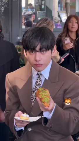 Taehyung loves croissant 🥐 #celine #taehyungbts #taehyung #kimtaehyung #army 