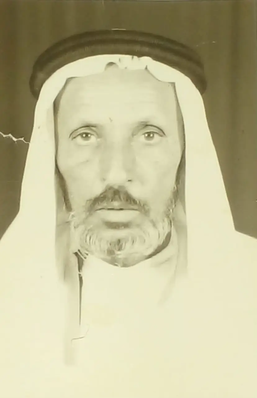 الشيخ سعيد بن مده الذروي العزيري الزبيدي الحربي من أعلام الذرا من العزرة من زبيد من حرب اشتهر بالإصلاح بين الناس وحبه لعمل الخير وهي من الأمور التي كان يحرص عليها ولد في وادي قديد عام 1330هـ وتوفي عام 1424هـ رحمه الله #حرب #عتيبة #مطير #قحطان #زهران 