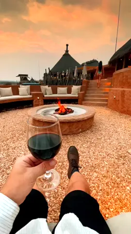 Evenings by the fire in Namibia 🌅 TAG someone you’d love to enjoy this view with! 🥰 . . #namibia #africa #sunset #fireplace #namibiatravel #traveling #travelawesome #travelguide #traveldiaries