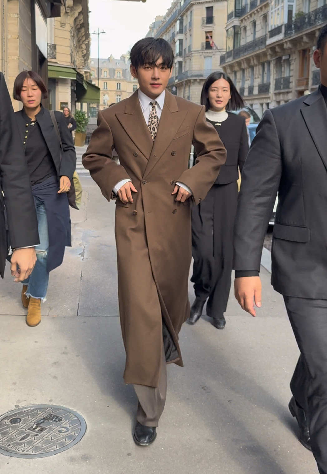 #taehyung walk in the streets of Paris #bts #v #fashionweek 