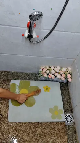 The shower holder finally comes with a suction cup. It is very strong and easy to change positions. You can also adjust the angle at will. It is very convenient to wash your hair, bathe and wash clothes #showerholder