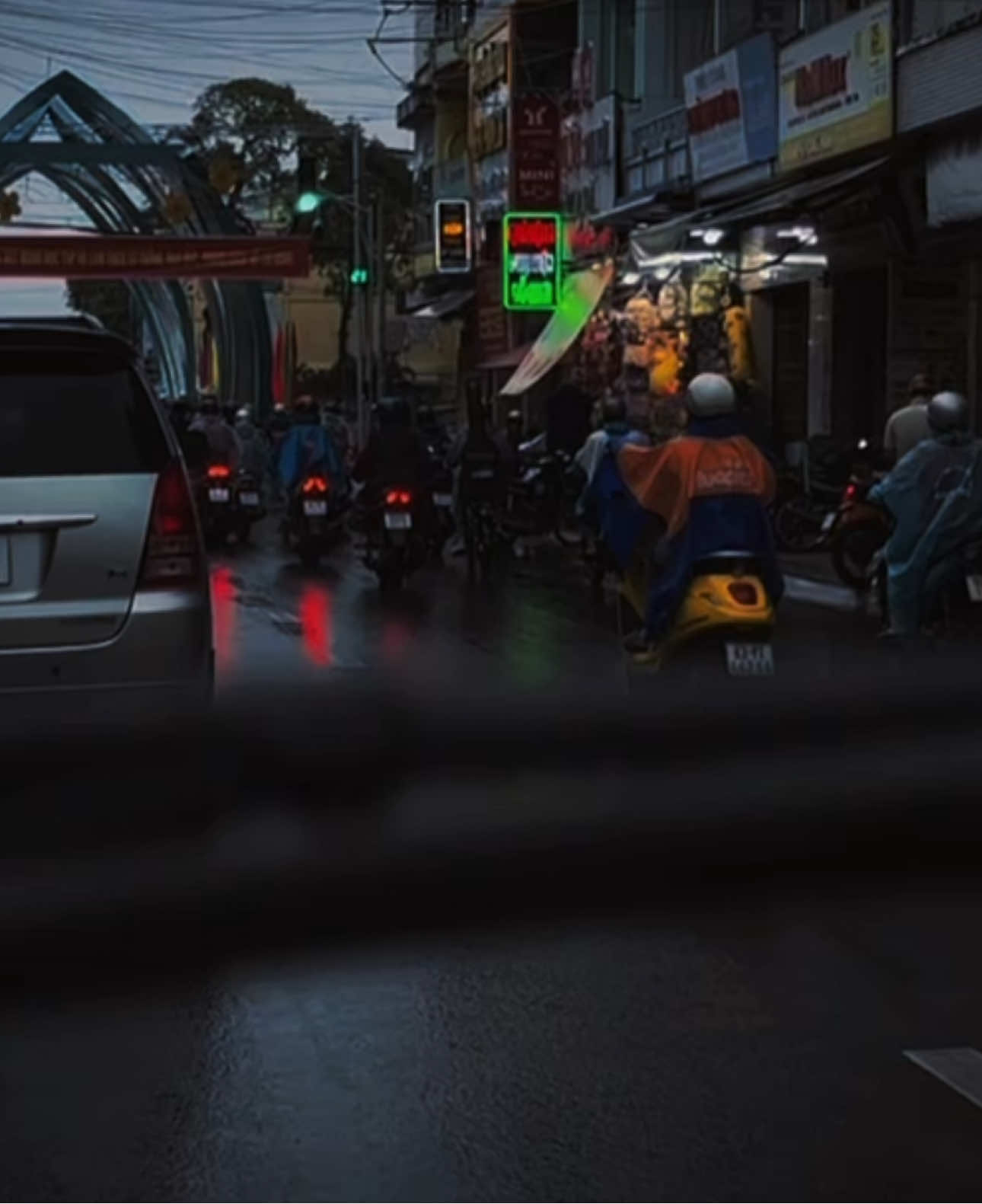 Đừng thay đổi bản thân để chiếm được cảm tình của bất kỳ ai. Hãy là con người thật của bạn, và bạn sẽ tìm thấy một người thích con người thật của bạn❤️‍🩹
