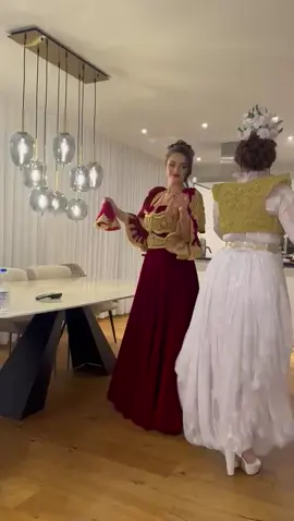 L I N D A &  A L B E R T A  #videoviral #videostar #nuse#stil#traditionalcostume# Shtepia e Modes