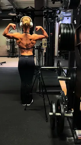 Black & Back>>💪🏼🖤  @DFYNE  #girlwholifts #fyp #GymTok #backday #blackfit #pullups 