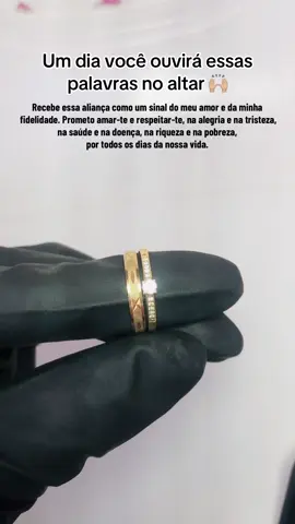Mais do que um símbolo, a aliança representa uma escolha diária: amar, respeitar e caminhar lado a lado. No altar, trocamos promessas que carregam o peso e a beleza do compromisso verdadeiro. A partir daquele instante, deixamos de ser dois para sermos um só coração, uma só vida, um só propósito. 💍❤️ #foryou #aliança #our #ouro18k 