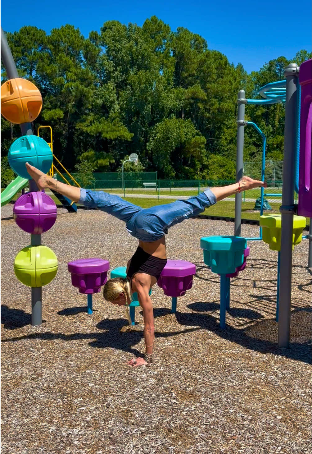 Don’t let all of your energy exist in your brain. 🫟🧠😝 It’s easy to collect energy; to let it feed our minds.  But when we manifest that energy in creative ways without knowing the outcome, we might just get something good.  Holding onto energy keeps it fenced in when we need it to simply fly away.🐉 #immabe #letitout #energyiseverything #handstand #armbalance 