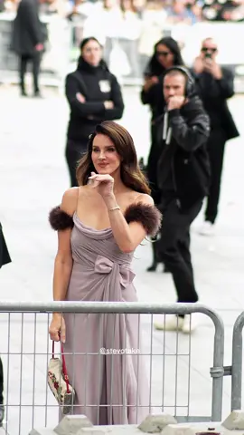 ✨ A cinematic arrival ✨ Lana Del Rey graces the Valentino show at Paris Fashion Week with the elegance only she can embody — a vision of timeless glamour, poetic presence, and understated power. A moment where fashion meets artistry, and style becomes storytelling. Truly, un moment iconique. #LanaDelRey #Valentino #MaisonValentino #ParisFashionWeek #PFW                    
