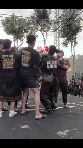 bahkan ketika sama sama njepat mas tian tetep nemenin mas pipinya, dan tetep dia yang nyembuhin mas pipinya, demi tnya aja tau kalau kalian tu temen yang nggak bisa di pisahkan, semoga persahabatan kalian tetep selalu baik ya 🥺🙁 @B0tol_marJan @🅢 #pipintiyan #mastayen #maspipin #fyyyyyyyyyyyyyyyy #fy 