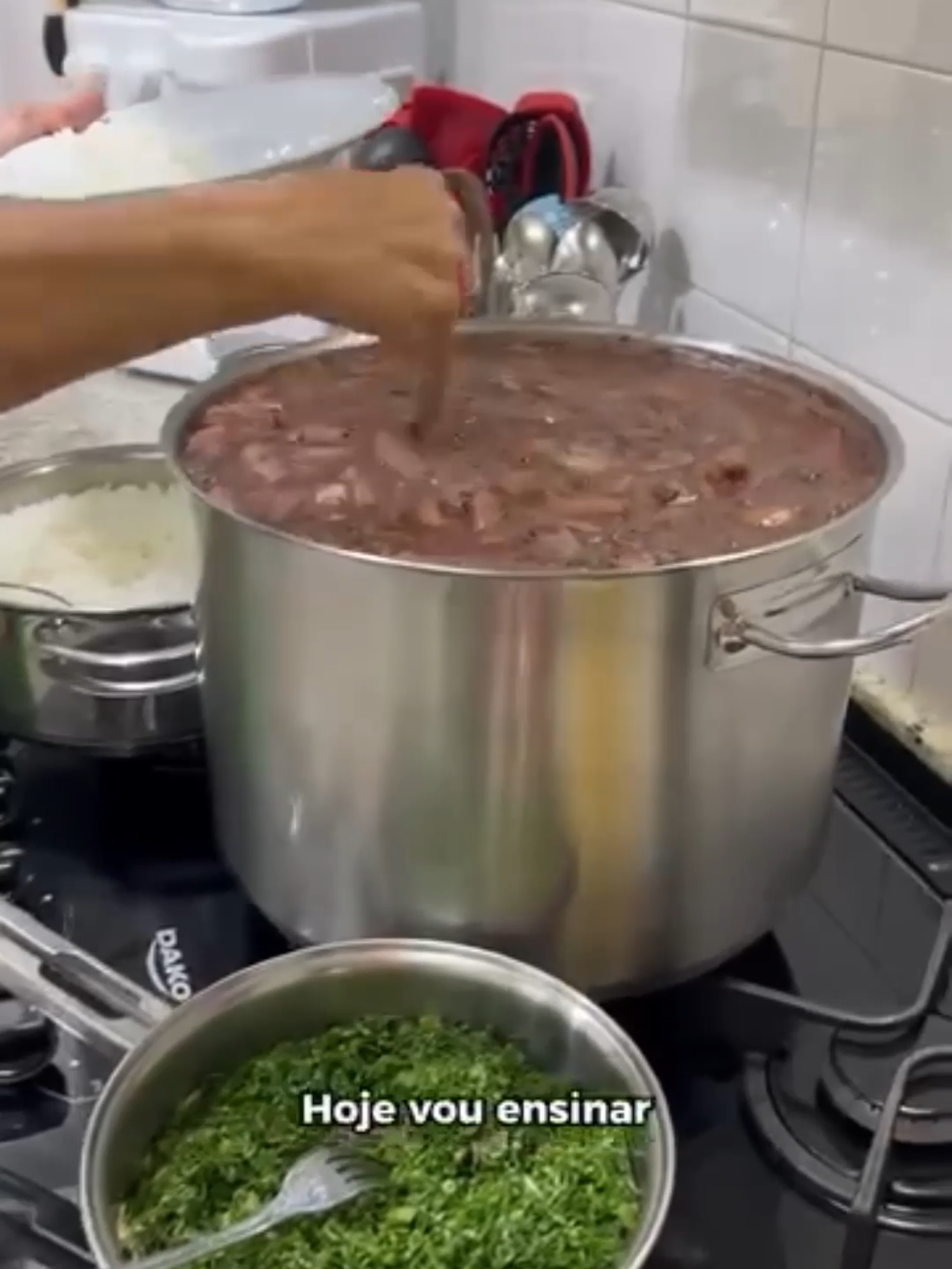 👉 Clica no link da bio e descubra como transformar sua cozinha em uma fonte de renda com Feijoada. #feijoadalucrativa #negócionacozinha #rendextra #dinheiroemcasa #empreender #negócioslucrativos