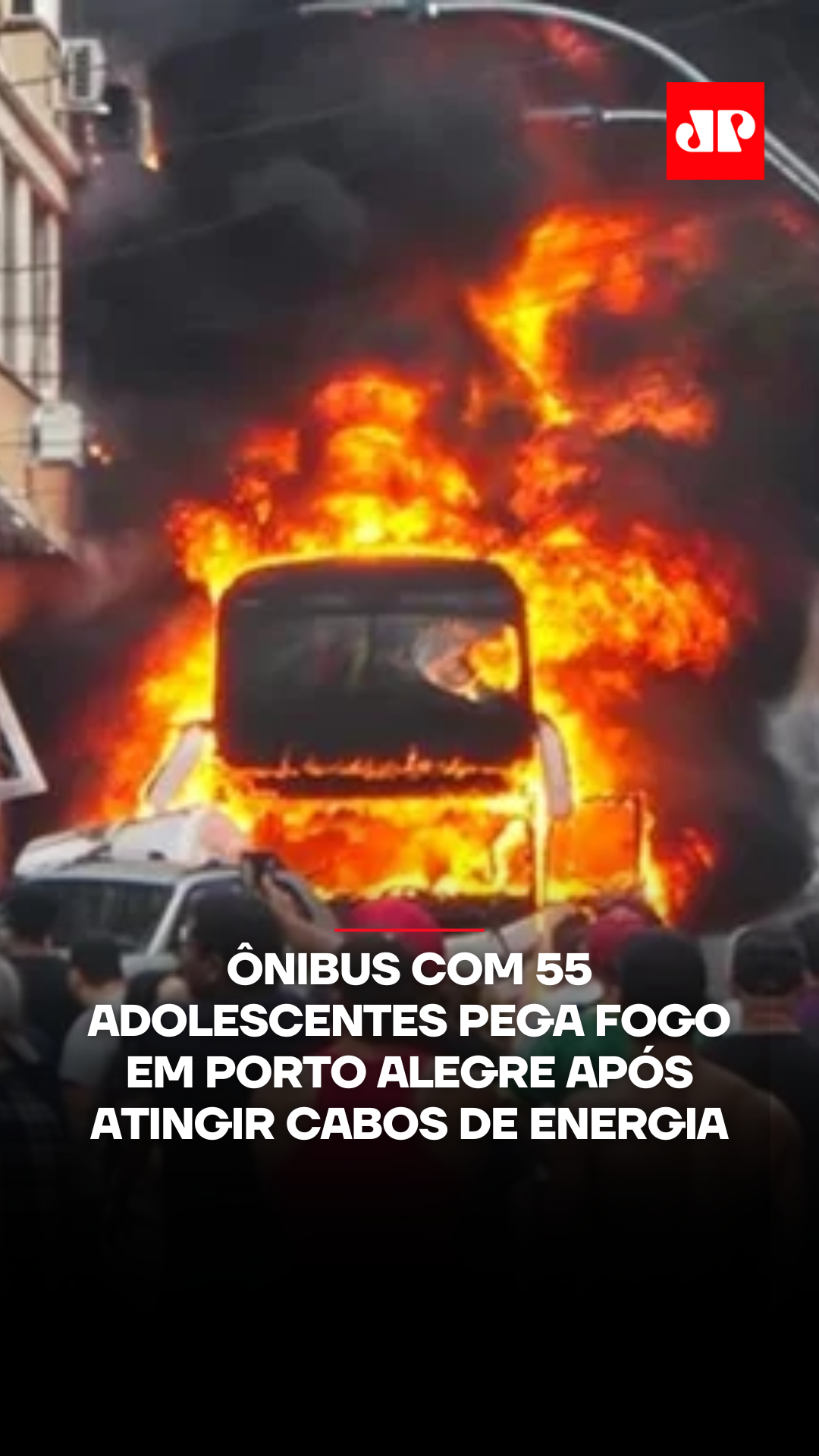 Um ônibus de turismo que transportava 55 adolescentes pegou fogo nesta sexta-feira (03) em Porto Alegre, após se enroscar em cabos de energia. O Corpo de Bombeiros controlou as chamas e informou que não houve vítimas graves. Imagens de câmeras de segurança mostram que o motorista não estava dentro do veículo no momento em que ele começou a se mover e descer a rua. Segundo o tenente-coronel Hermes Völker, da Brigada Militar, o ônibus atingiu dez carros estacionados antes de parar. Os passageiros, que faziam uma excursão escolar de Vacaria ao Palácio Piratini — sede do governo gaúcho —, conseguiram sair do veículo antes que o fogo se espalhasse. Com o espaço entre o ônibus e um prédio sendo muito estreito, alguns adolescentes precisaram pular sobre carros para escapar. As chamas e a fumaça também atingiram o edifício vizinho, obrigando a retirada de moradores de quatro andares. A Secretaria de Saúde de Porto Alegre informou que pelo menos 12 pessoas receberam atendimento médico, sem ferimentos graves. 🎥 Câmeras de segurança 📺 Confira na JP News e Panflix #JovemPanNews #PortoAlegre #Acidente #Adolescentes