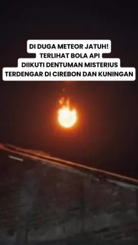 Warga di sejumlah daerah Cirebon dan Kuningan digemparkan oleh suara dentuman keras yang terdengar pada Minggu malam, 5 Oktober 2025, sekitar pukul setengah tujuh malam waktu setempat. Dentuman itu terdengar cukup kuat, bahkan di beberapa wilayah getarannya terasa hingga kaca rumah ikut bergetar. Sejumlah warga juga melaporkan melihat cahaya berwarna oranye kemerahan di langit, menyerupai bola api yang jatuh. Fenomena ini terdengar di berbagai lokasi, mulai dari Kabupaten dan Kota Cirebon hingga ke wilayah Kuningan. Belum diketahui secara pasti sumber dari suara misterius tersebut. Warga Desa Seda, Kecamatan Mandirancan, menjadi salah satu yang paling jelas mendengarnya. “Awalnya dikira geledek atau petir. Tapi kok beda. Terus tetangga juga merasa suaranya agak lain dari suara geledek,” tutur salah seorang warga di Desa Seda, Kecamatan Mandirancan, Kabupaten Kuningan. Bahkan ada juga warga lain yang mengaku melihat sesuatu seperti api yang melayang jatuh dari langit. “Seperti api melayang jatuh, bukan terbang,” ujar warga lainnya. #cirebon #kuninganjawabarat  #meteor #fyp #viral 