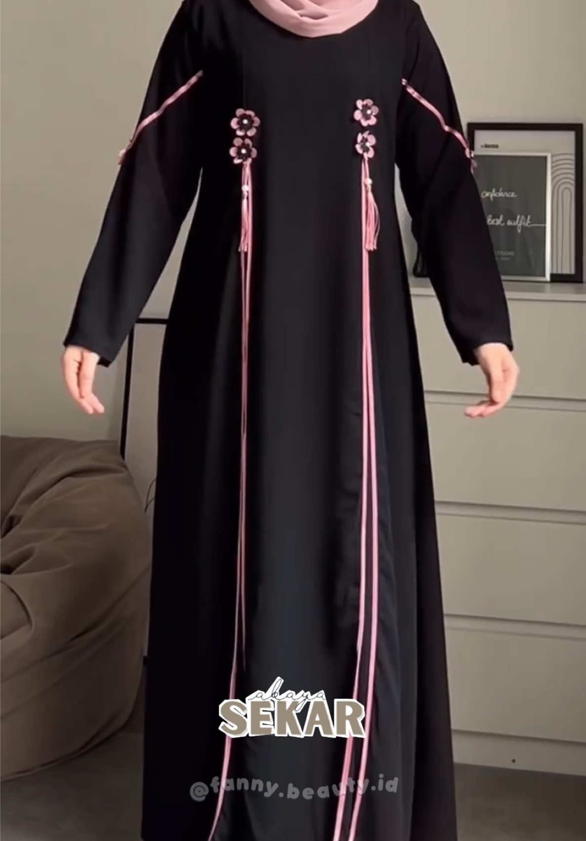 Warning: abaya ini bisa bikin kamu ketagihan tampil cantik 😍” Serius, potongannya pas, detailnya manis banget! Kalau bisa tampil elegan tiap hari, kenapa enggak? 😉  #creatorsearchinsights #promoguncang1010 #oktober  #abaya #ootdhijab 