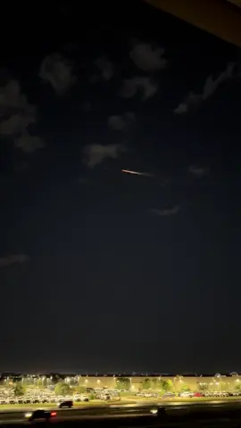 Meteor jatuh tepat pukul 18.50 di langit cirebon. #cirebon #fypage #meteor 