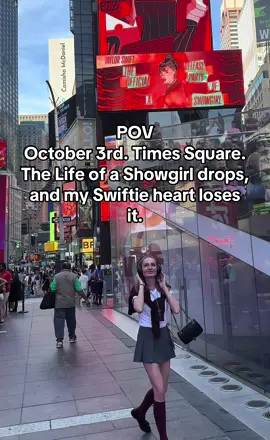 Welcher Track vom neuen Album fühlte sich wie für dich geschrieben an? Das war kein Zufall. Nur Swiftie-Timing. ✨🎀🇺🇸 #thelifeofashowgirl #newyork #timessquare #magicmoment #trend 