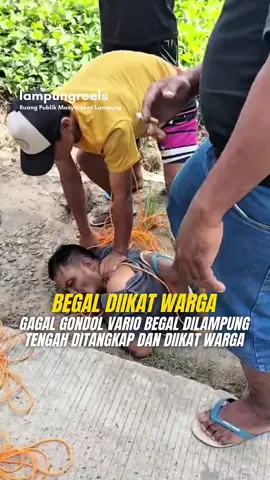 Gagal Gondol Motor Vario, Terduga Pelaku Begal motor di Lampung Tengah ditangkap dan diikat warga Terduga pelaku begal motor nyaris jadi sasaran amuk massa setelah aksinya gagal merampas motor milik warga dijalan lintas Bekri Wates Lampung Tengah, minggu 05/10 sore #lampung #lampungreels 