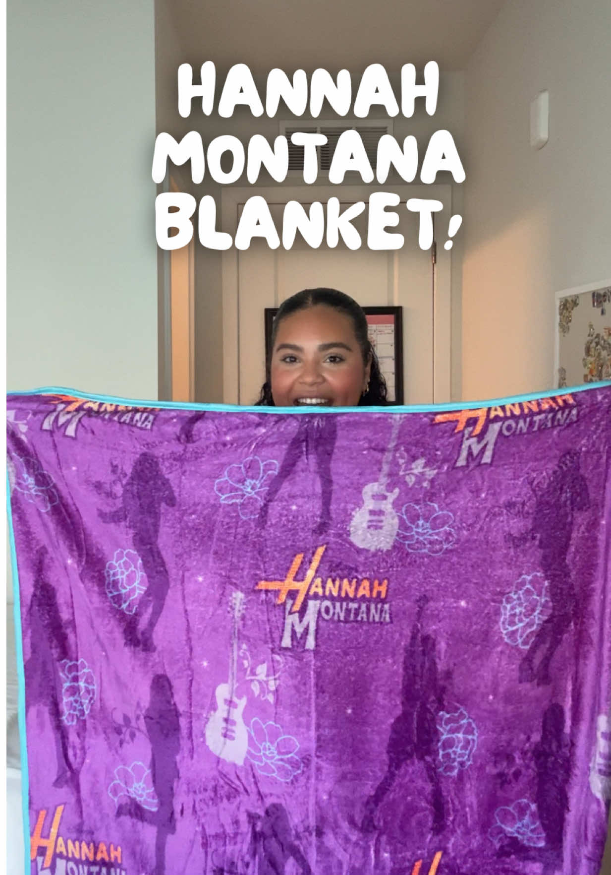 LA AMO 🥹🕺🏽🧚🏽‍♀️ @Five Below #latinacontentcreator #disneychannel #nostalgia #hannahmontana #fivebelowfinds 