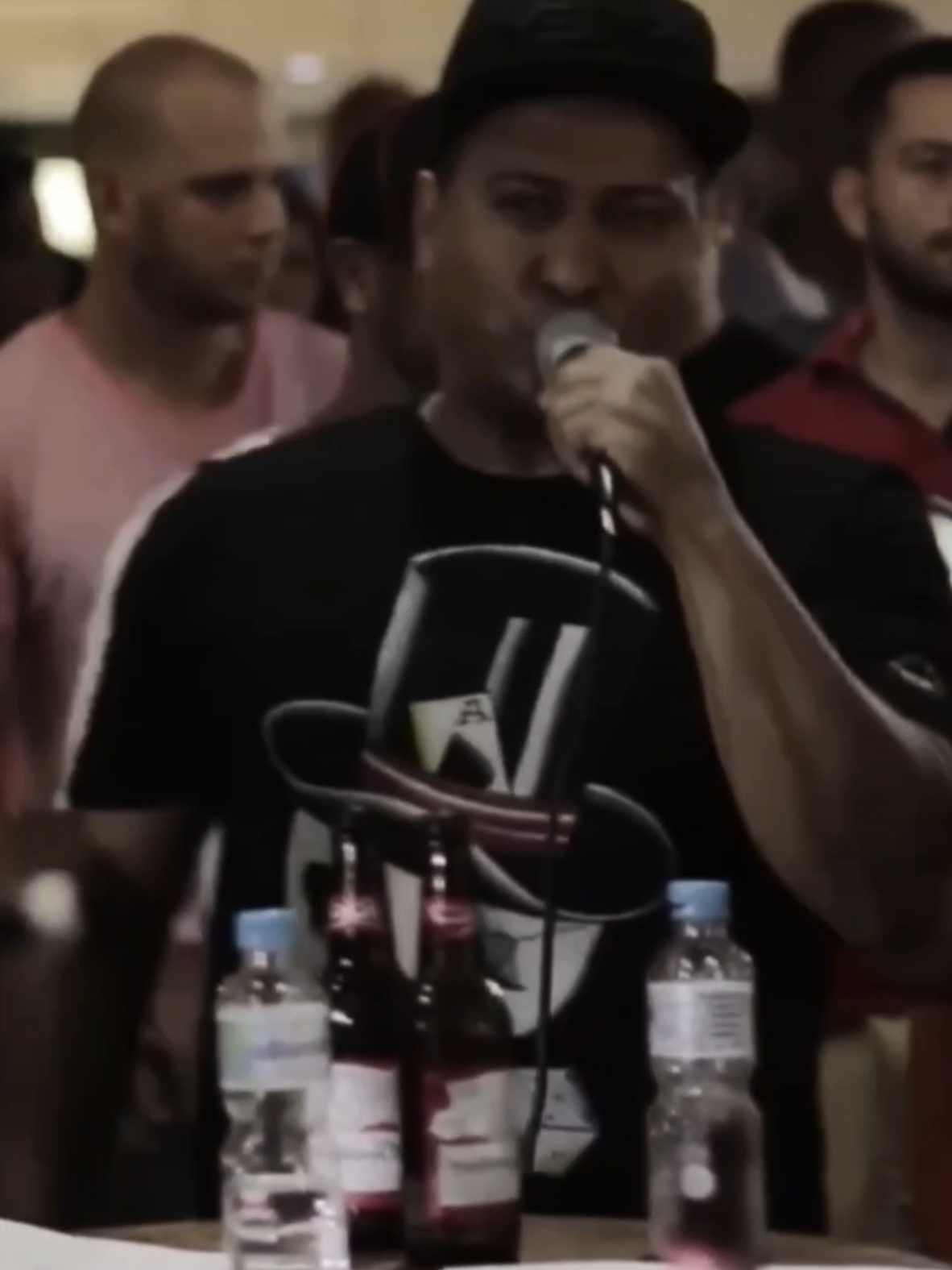 Moro lá - Renato da Rocinha. que samba bom 🥃 #fy #tiktok #rodadesamba #sambaraiz #sambabrasil 