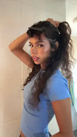 facciamo un’acconciatura 🔮 #capelliricci #acconciatura #blu 