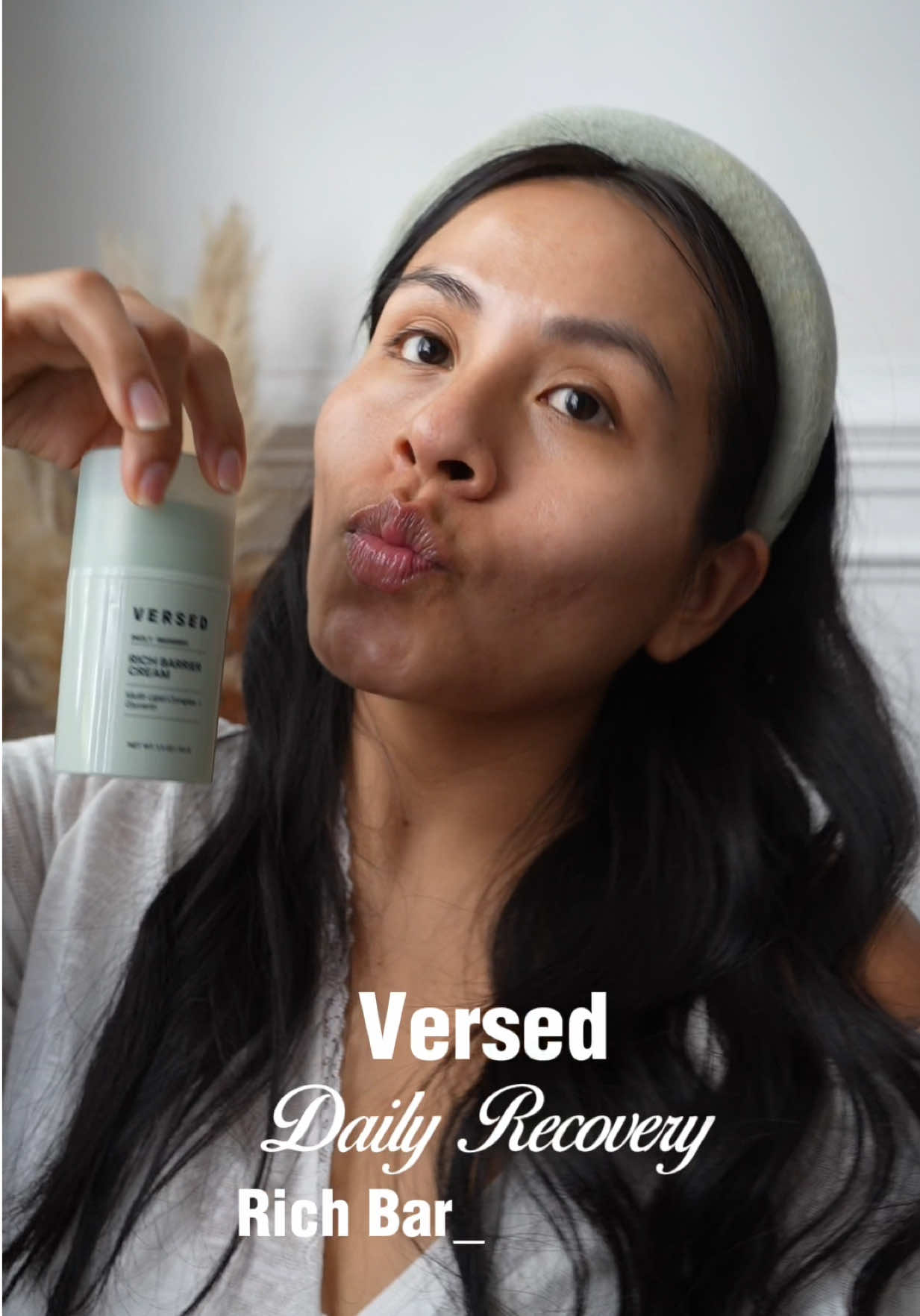 huge fan of @Versed Skin makeup line so I was excited to see how their Daily Recovery Rich barrier cream would hold up with their products. Initial thoughts a creamy cloud feel, love the pump dispensing, & doesn’t pill❗️ have you tried versed rock barrier cream? thoughts?  . . . #versed #versedskincare #versedskin #moisturizer #moisturizercream 