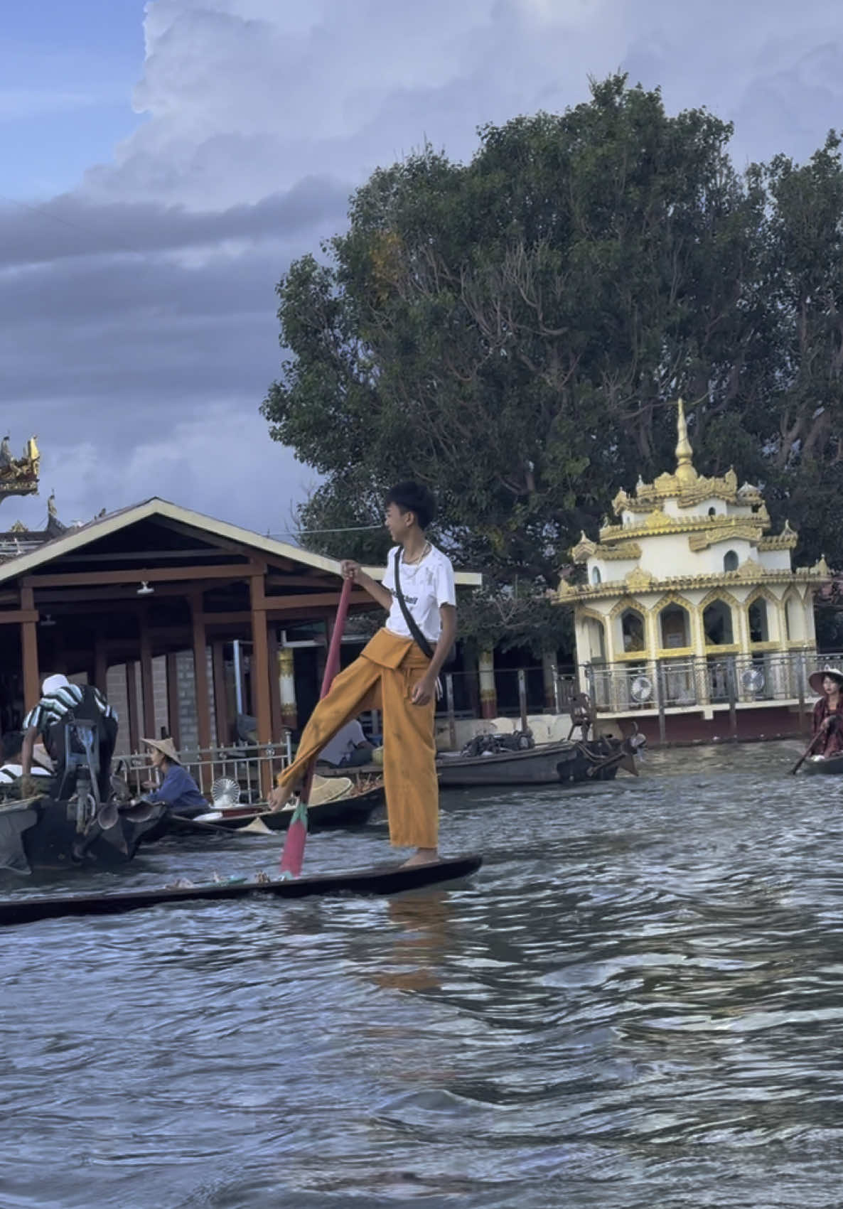 အပြုံးချိုချိုနဲ့ရောင်းနေလို့ အားပေးခဲ့ပါသေးတယ်😁#innlay_lake🛶🌊 #innlay 