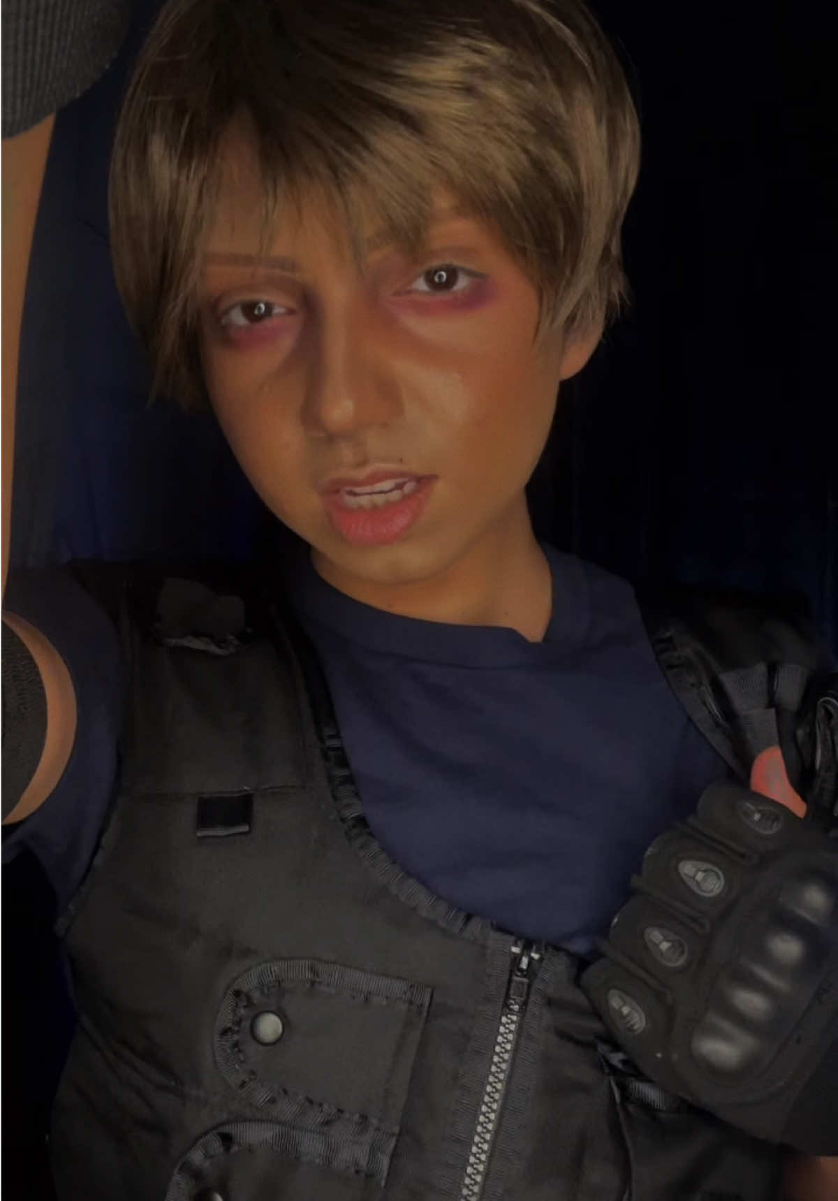 LEON KENNEDY COSPLAY🤓 guys i was so nervous to cosplay him but i actually like how it came out #leonkennedy #leonkennedycosplay #residentevil4 #residentevilcosplay 