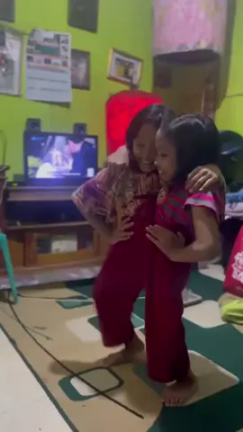 malam-malam kunjungi kembar Siam Dewi dan putri dan pagi nya antar kebutuhan mereka makan sehari-hari dan kue-kue buat kembar 💘 terimakasih orang baik