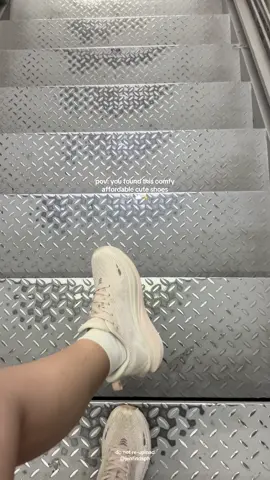 comfy affordable cute shoes 🤝🏻 #rubbershoes #affordable #runningshoes #hawkwell 