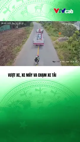 (Nguồn: MXH) Tình huống tại TP Hồ Chí Minh hôm 2/10/2025, không rõ thương vong. Theo Luật hiện hành, các phương tiện chỉ được vượt khi không có chướng ngại vật phía trước, không có xe chạy ngược chiều trong đoạn đường định vượt, xe chạy trước không có tín hiệu vượt xe khác, đã bật tín hiệu rẽ phải và tránh về bên phải... #vtvcab#vtvcabon#tiktoknews