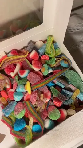 مو كل الهدايا تتاكل… إلا إذا كانت من CandyBox_iq! 😋🎁 بوكيهات وعلب وسلال مصنوعة من أحلى أنواع الكاندي والجلي 💕 خلي مناسبتك تصير طعمها حلا ✨ اطلب الآن من CandyBox_iq 💌 #بوكيه #كاندي #بوكس 