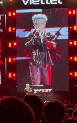 Chàng trai xứ Huế nay về quê nói giọng Huệ dễ thương quá, nhưng mà mn vẫn chọn 2 tỷ chứ không chọn tongtai nha 😅😅😅😅 #quanghungmasterd #lequanghung #vfset 