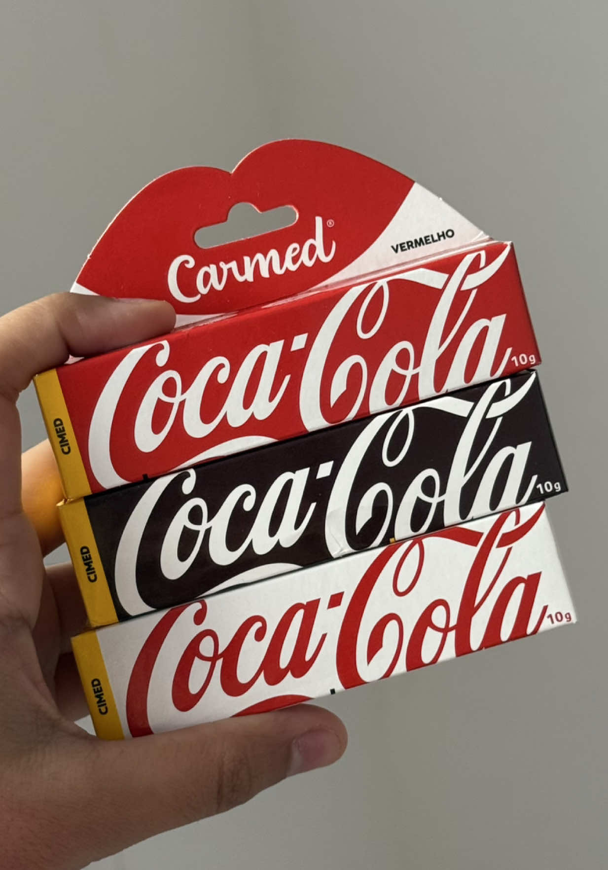 Estava ansiosa por eles ❤️ @Carmed @Karla Felmanas @Coca-Cola . . . . . . #carmed #cimed #gloss #hidratante #colecao 