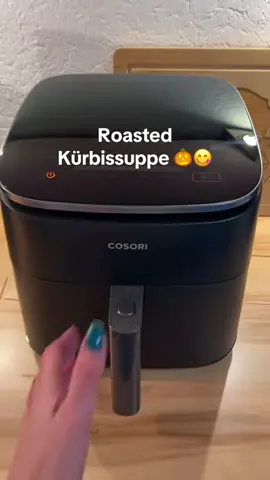 Das nenn ich mal ne geile Suppe 🤤 Gerösteter Kürbis mit allerlei Gemüse aus der Heißluftfritteuse wird zur besten Kürbissuppe 😍😋 *Werbung wegen Markeninhalt / Verlinkung @COSORI 🧡  Ihr benötigt: 1 Butternut Kürbis 1 rote Zwiebel 1 1/2 Spitzpaprika 1 Knolle Knoblauch 1 Handvoll Tomaten Etwas Öl Salz Pfeffer Airfry 20 Minuten bei 180 Grad Für den Topf: 400ml Gemüsebrühe 100ml Kokosmilch 1 TLS Chili 1 TLS Muskat Das Gemüse dazugeben, pürieren und noch etwas ziehen lassen. Brot dazu. Fertig 😃👌 #airfryer #myhlf❤️ #rezept #heissluftfritteuse #cosori 