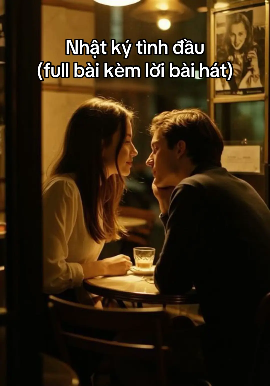 Lần đầu gặp em buổi tan trường ấy Ánh mắt em như cả bầu trời này Áo trắng bay anh đứng ngẩn ngơ mãi Chỉ dám lén nhìn qua khung cửa dày Mỗi chiều anh lại chờ ở góc phố Chỉ mong gặp lại ánh mắt ngây thơ Tay chạm tay cả thế giới như dừng lại Chưa từng yêu nhưng tim đã bồi hồi Chẳng biết nói gì ngoài nụ cười này Vì khi gặp em tim anh say quá rồi Từng ánh mắt từng lời nói nhẹ nhàng Những giai điệu đầu đời khẽ ngân vang Em là tình đầu tiên không thể quên Như ánh nắng xuyên qua đêm đen Dù cho không đi hết con đường dài Vẫn là em khiến tim anh say Em là thanh xuân anh giữ trong tim Là kỷ niệm của một thời êm đềm Cảm ơn em vì những ngọt ngào Cho anh biết Yêu là thế nào Tan trường anh đạp xe theo chậm lại Chia đôi bánh mì nói chuyện ngày mai Em nói em mơ trở thành bác sĩ Anh thì mơ ánh đèn sân khấu lắc lư Ly trà sữa còn đầy lời chưa nói Tin nhắn soạn xong nhưng lại thôi Em share nhạc từ pop đến ballad Giờ nghe lại tim lại thấy bồi hồi Bây giờ phố vẫn đông nhưng em đã xa Phượng vẫn đỏ nhưng em không còn đó Không buồn không trách chỉ là tiếc thương Để ngày hôm nay gió khẽ đưa hương Em là tình đầu tiên không thể quên Như ánh nắng xuyên qua đêm đen Dù cho không đi hết con đường dài Vẫn là em khiến tim anh say Em là thanh xuân anh giữ trong tim Là kỷ niệm của một thời êm đềm Cảm ơn em vì những ngọt ngào Cho anh biết Yêu là thế nào Cảm ơn em vì những phút đầu tiên Vì đã đến khi tim anh muộn phiền Em dạy anh cách yêu không cần lý do thêm Rồi bước đi như giấc mơ êm đềm 🎶🎶🎶🎶 #binhle719 #nhachay #xuhuongtiktok 