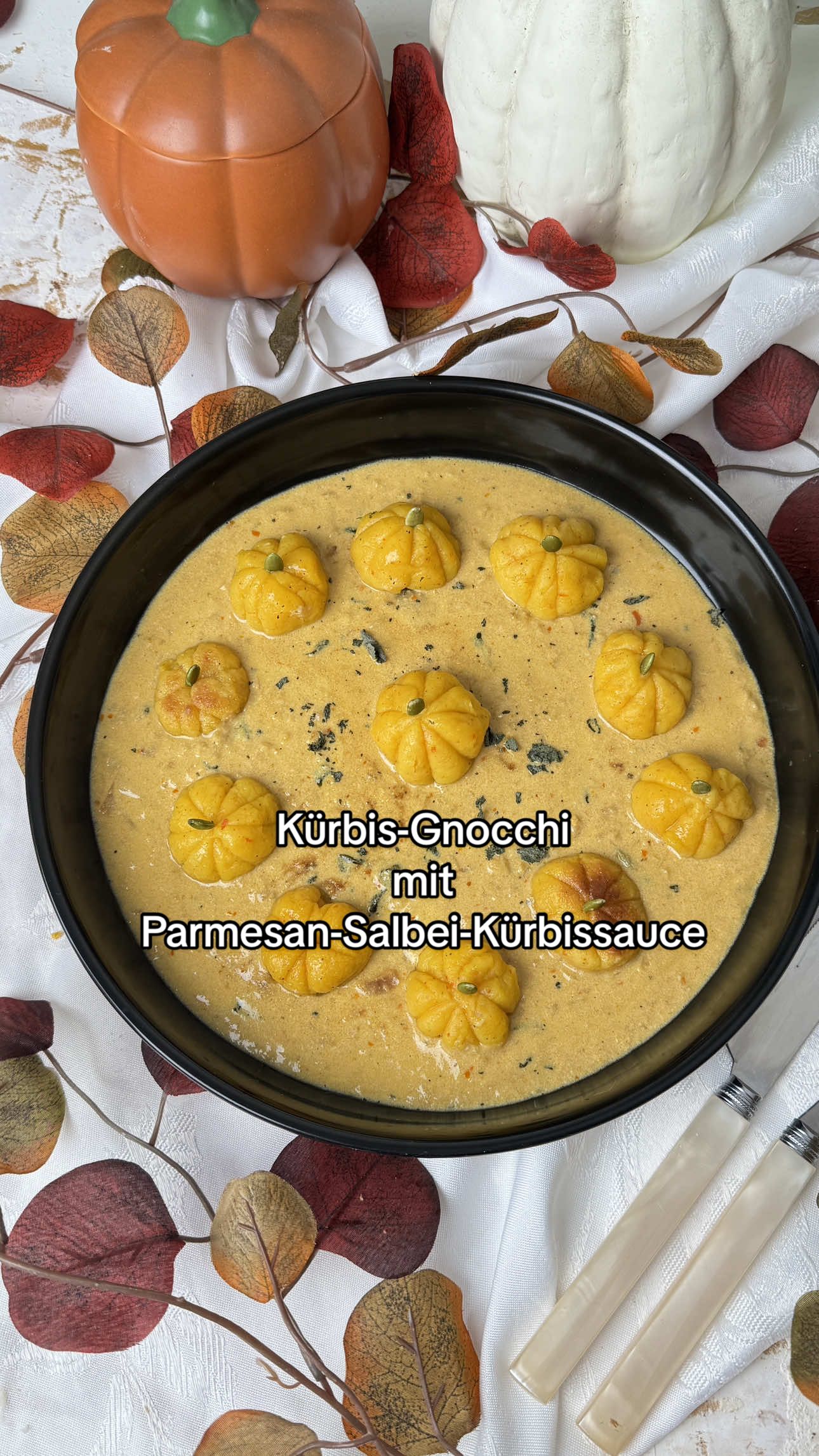 Kürbis-Gnocchi in cremiger Parmesan-Salbei-Sauce: goldgelb, zart und in süßer Kürbisform, perfektes Soulfood für den Herbst. Rezept für 4 Personen dazu 🫶🏻 Für die Kürbis Gnocchi: 230 g mehligkochende Kartoffel gekocht und durchgepresst 200 g Kürbispüree 200 g Weizenmehl Type 404 80 g Kartoffelstärke 10 g Salz Prise Muskatnuss gemahlen Für die Parmesan-Salbei-Kürbissauce:  30 g ungesalzene Butter 250 g Zwiebel fein gehackt  3 Knoblauchzehen gehackt 350 ml Milch 250 ml Sahne 100 g Kürbispüree 50 g Parmesan frisch gerieben Einige Salbeiblätter frisch 1 Prise Salz 1 Prise schwarzer Pfeffer Kürbiskerne 🧡 Kürbis-Gnocchi selber machen – so einfach & sooo gut! 1️⃣ Teig mischen: Kartoffeln, Kürbispüree, Mehl, Stärke, Salz & Muskat zu einem weichen Teig kneten (bei Bedarf etwas Mehl dazu). 2️⃣ Formen: Teig zu Rollen (ca. 1,5 cm) formen, in Stücke schneiden & optional mit Küchengarn zu Mini-Kürbissen binden. 3️⃣ Kochen: In Salzwasser garen, bis sie oben schwimmen. 4️⃣ Anbraten: In Butter goldbraun braten. 5️⃣ Sauce: Butter, Zwiebel, Knoblauch, Milch, Sahne, Kürbis, Parmesan & Salbei cremig einkochen. 6️⃣ Servieren: Gnocchi in die Sauce geben & mit Kürbiskernen toppen. 👉 Das Rezept & Druckversion findest du in meiner Bio 💛  #schnellesrezept #pumkin #einfacherezepte #food 