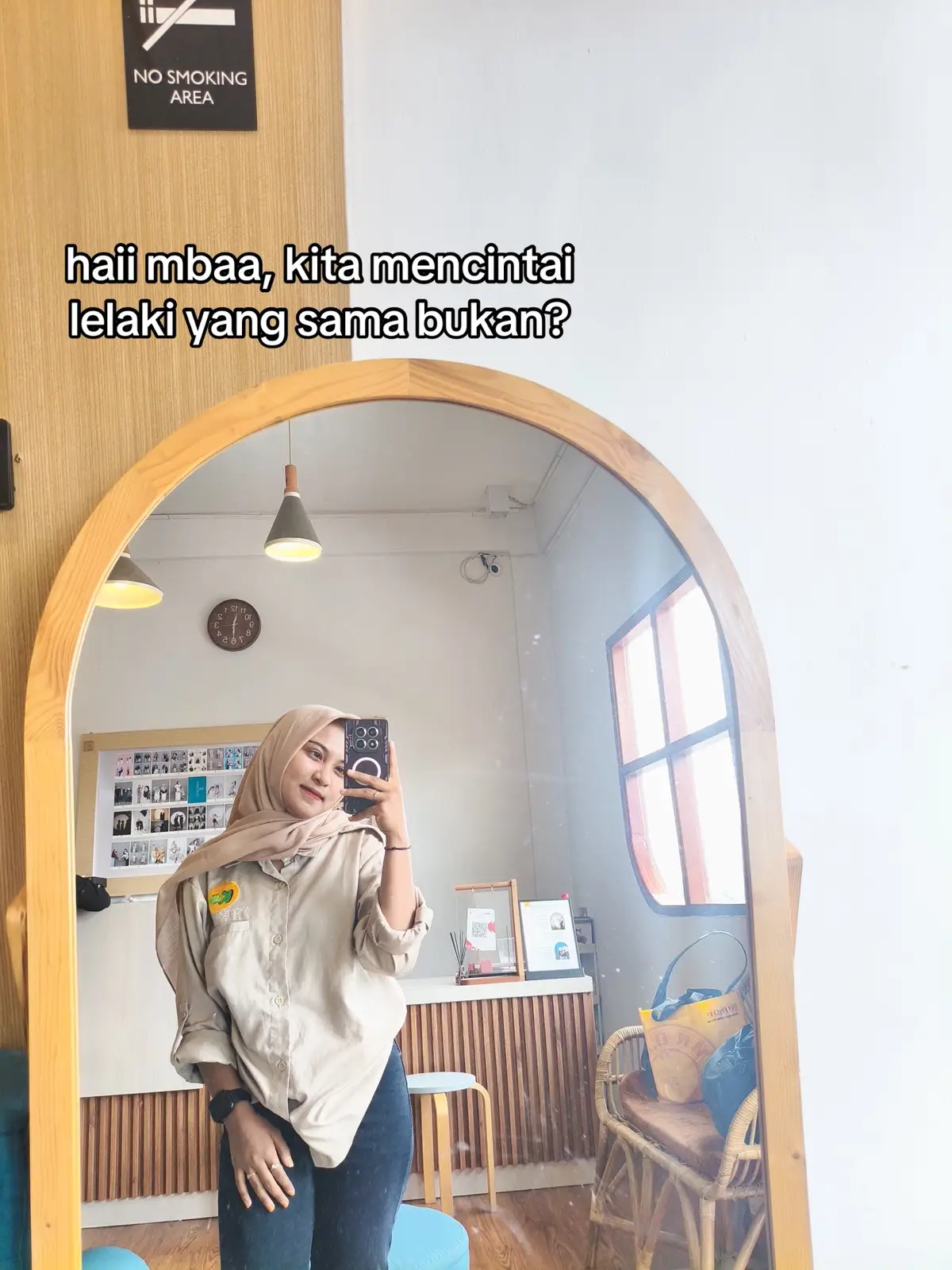 Mbaa,kita berdua sama sama perempuan yang mencintai orang yang sama bukan? kemarilah duduk disampingku,aku ingin bercerita sedikit,,, Mbaa, aku tdk mengenalmu jauh sekali tidak mengenal siapa kamu, kita tdk pernah saling bertatap muka,tapii aku tau kamu mengenal lelakiku. Mbaa,apa kamu tau? jauh sebelum kmu hadir dihubungan kami, dia adalah lelaki yang aku cintai,dia adalah sosok lelaki yang aku sayangi,bahkan lebih dari aku menyayangi diriku sendiri mbaa, tapi setelah kmu hadir dihidupnya,dia jadi berubah bahkan aku saja tidak mengenali siapa dia sekarang,sifat dan sikapnya sangat berubah mbaa, entah apa yang kmu lakukan sampai membuat dia berubah sejauh mungkin. Mbaa, apa kamu tau? aku masih mencintainyaa sampai detik ini,Dengan rasa ikhlas yang nyaris membuat aku membencinya. Mbaaa, aku titip dia yaa. aku ucapakan selamat karena kamu telah merebut kebahagian yang selama ini aku pertahankan, ia menyajikan dunia yang amat sangat nyaman bukan? begitulah ia yang selalu mengusahakan yang terbaik untukku,tapi tidak dengan watak yang ia miliki:) ketahuilah mbaa sekarang aku sedang berusaha untuk tetap menerima bahwa memang bukan aku lagi yang ia inginkan, Jaga ia baik baik ya mbaa, aku sangat menyayanginya,jangan sampai sakiti dia ya mbaa, jaga dia baik-baik ya mbaa:) See you next timee kmuu… #foryourepage#4u#ib#ikhlas