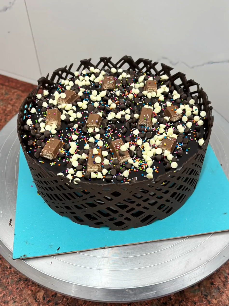 Chocolate KitKat Cake #design #viral_video #cakedecorating #chocolate 